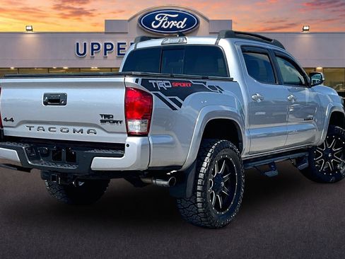 Used 2017 Toyota Tacoma TRD Sport AWD/4WD image 13