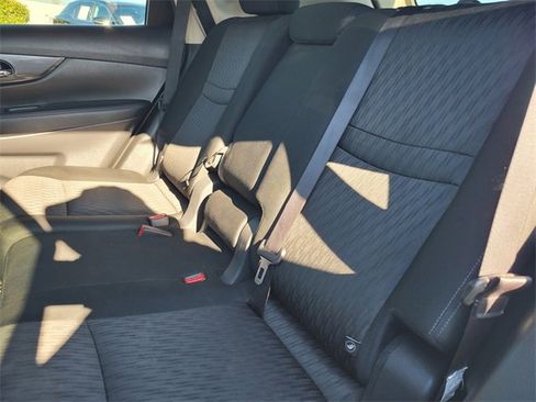 Used 2018 Nissan Rogue SV image 15