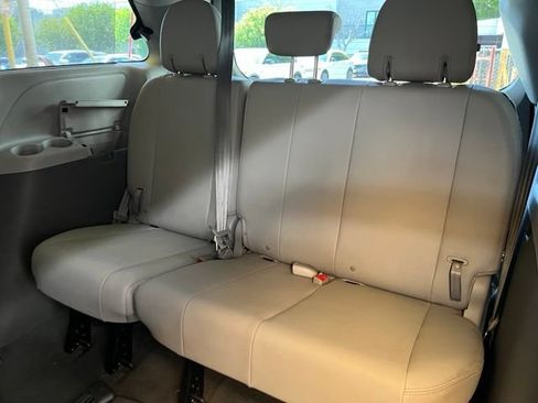 Used 2019 Toyota Sienna XLE Premium w/ Carpet Mat Package FWD image 17