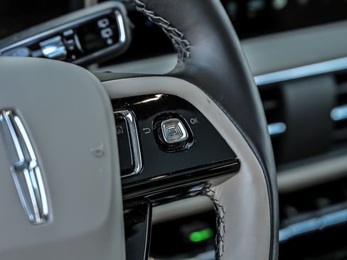 Used 2025 Lincoln Corsair Reserve AWD/4WD image 34