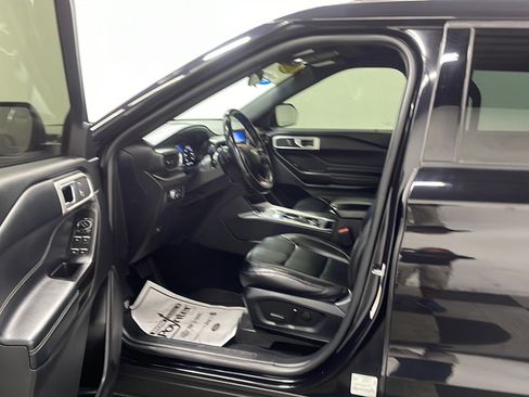 Used 2020 Ford Explorer XLT w/ Equipment Group 202A AWD/4WD image 2