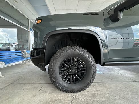 Used 2025 Chevrolet Silverado 2500 ZR2 w/ Technology Package AWD/4WD image 31