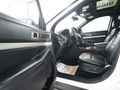 Used 2017 Ford Explorer XLT w/ Equipment Group 202A image 9