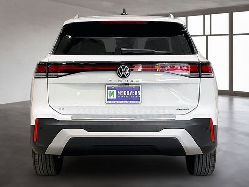 Used 2025 Volkswagen Tiguan SE AWD/4WD image 5