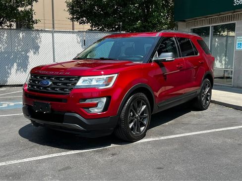 Used 2017 Ford Explorer XLT w/ Equipment Group 202A AWD/4WD image 3