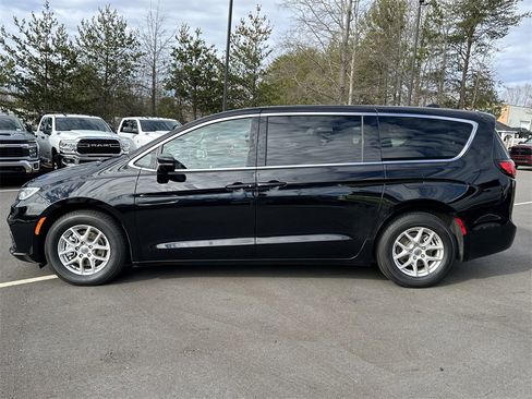 Used 2025 Chrysler Pacifica Select image 2