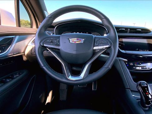 Used 2025 Cadillac XT6 Sport w/ Technology Package AWD/4WD image 6