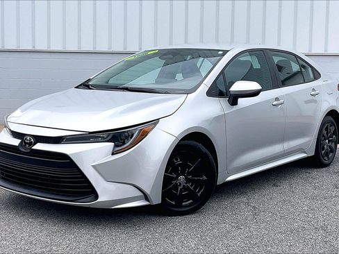 Used 2024 Toyota Corolla LE FWD image 2