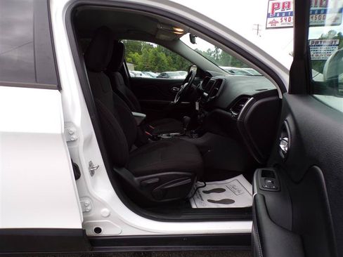 Used 2020 Jeep Cherokee Latitude w/ Cold Weather Group AWD/4WD image 17
