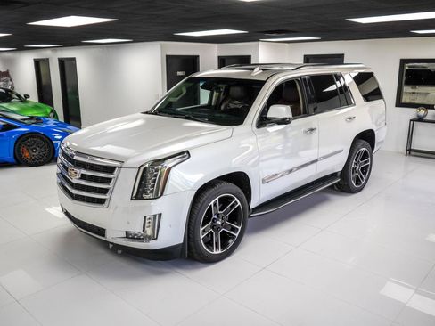 Used 2017 Cadillac Escalade Luxury AWD/4WD image 2