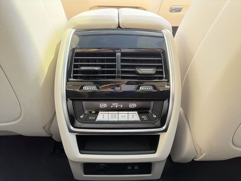 Certified 2025 BMW X7 M60i AWD/4WD image 29