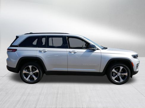 Used 2025 Jeep Grand Cherokee Limited w/ Trailer Tow Package AWD/4WD image 8