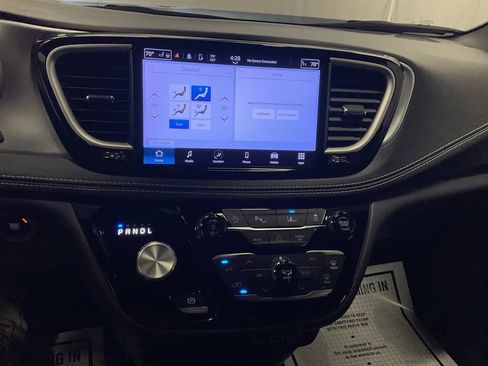 Used 2023 Chrysler Pacifica Touring-L w/ S Appearance Package FWD image 14