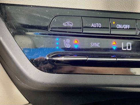 Used 2022 Buick Envision Avenir w/ Technology Package II FWD image 21