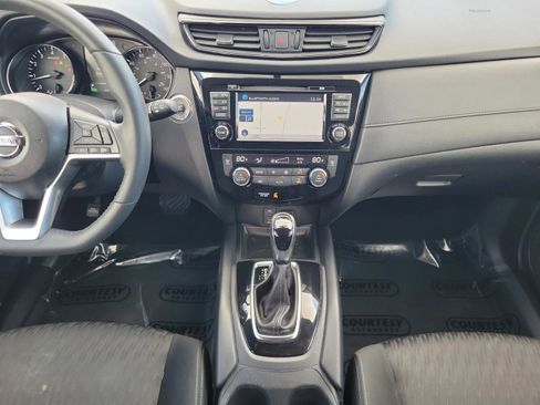 Used 2017 Nissan Rogue SV w/ SV Premium Package image 13