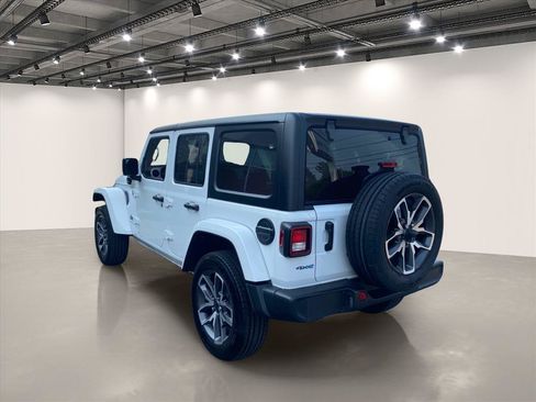 Used 2024 Jeep Wrangler Unlimited w/ Convenience Group AWD/4WD image 5