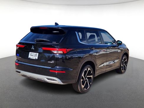 New 2025 Mitsubishi Outlander SE image 3