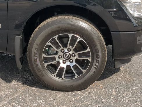 Used 2024 Nissan Titan SV w/ SV Convenience Package image 11