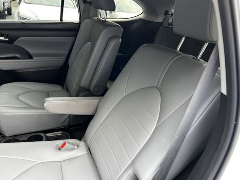 Used 2021 Toyota Highlander XLE AWD/4WD image 36
