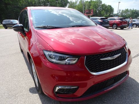Used 2024 Chrysler Pacifica Touring-L FWD image 3