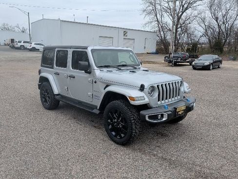 Used 2022 Jeep Wrangler Unlimited Sahara AWD/4WD image 7