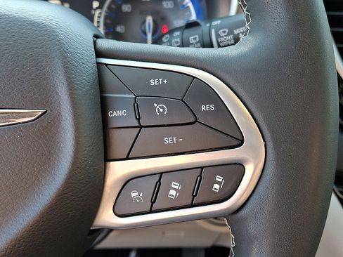 Used 2023 Chrysler Pacifica Touring-L FWD image 22