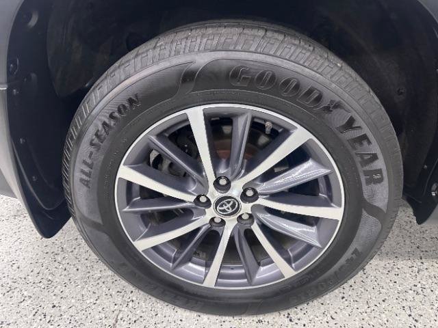 Used 2017 Toyota Highlander XLE AWD/4WD image 32