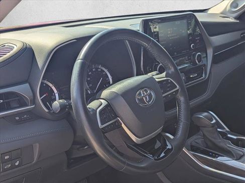 Used 2022 Toyota Highlander Limited FWD image 7