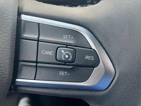 Used 2025 Jeep Compass Latitude w/ Sun & Sound Group AWD/4WD image 17