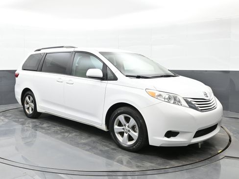 Used 2015 Toyota Sienna LE image 6