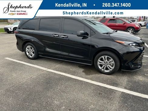 Used 2024 Toyota Sienna Platinum image 1