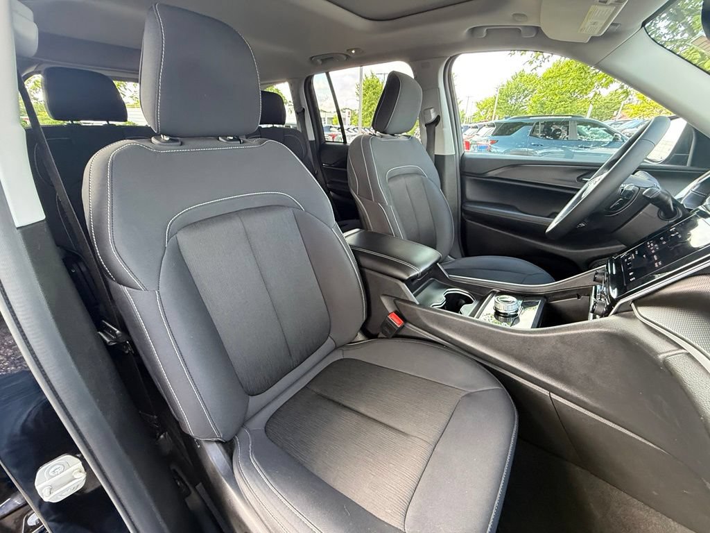 Used 2023 Jeep Grand Cherokee Laredo X AWD/4WD image 25