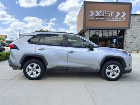Used 2021 Toyota RAV4 LE AWD/4WD image 9