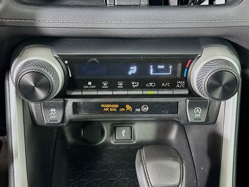Used 2020 Toyota RAV4 LE AWD/4WD image 23