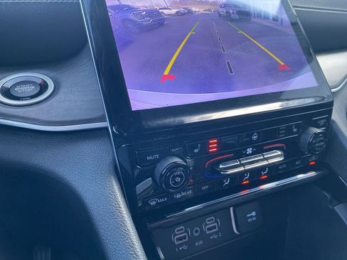 Used 2023 Jeep Grand Cherokee Limited w/ Black Appearance Package image 12