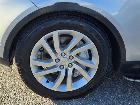 Used 2023 Land Rover Discovery S image 11