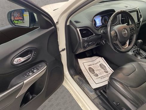 Used 2019 Jeep Cherokee Overland w/ Technology Group AWD/4WD image 19