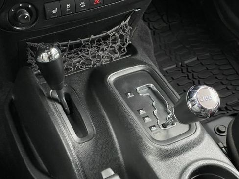 Used 2017 Jeep Wrangler Unlimited Rubicon w/ Connectivity Group AWD/4WD image 26