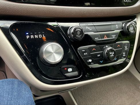 Used 2019 Chrysler Pacifica L FWD image 14
