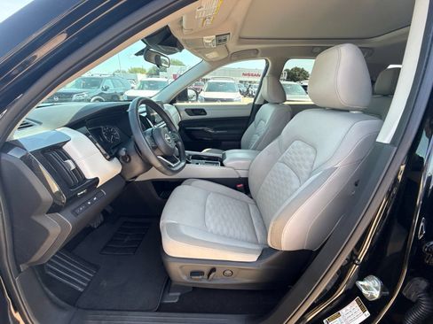 Used 2024 Nissan Pathfinder SV w/ SV Premium Package FWD image 9
