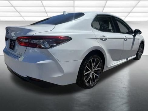 Used 2022 Toyota Camry XLE FWD image 3