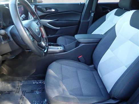 Used 2024 Chevrolet Trax RS w/ Sunroof Package FWD image 11