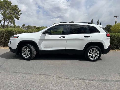 Used 2016 Jeep Cherokee Sport image 2