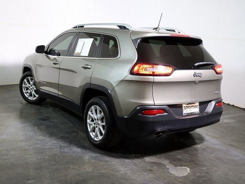 Used 2018 Jeep Cherokee Latitude Plus w/ Cold Weather Group image 2