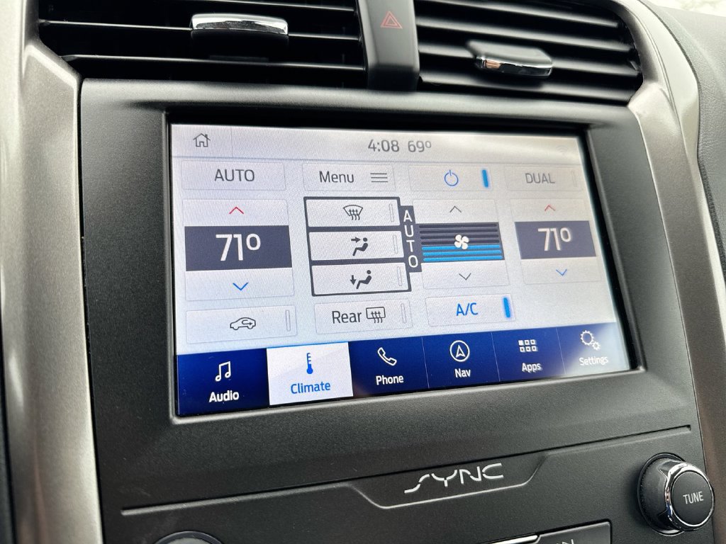 Used 2020 Ford Fusion SE FWD image 16