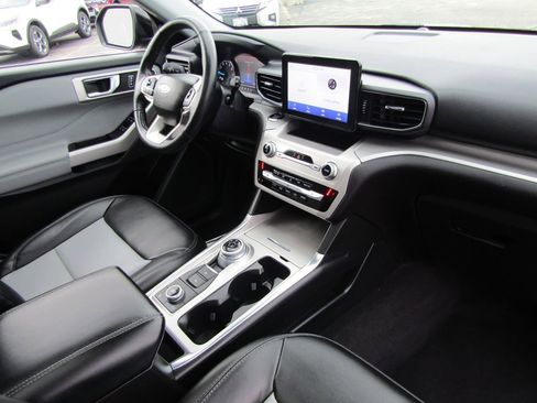 Used 2022 Ford Explorer XLT w/ Equipment Group 202A image 17