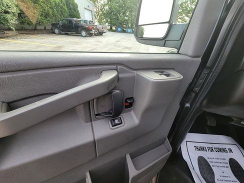 Used 2017 Chevrolet Express 3500 Extended RWD image 33