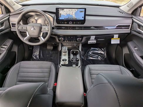 New 2026 Mitsubishi Outlander SE image 16