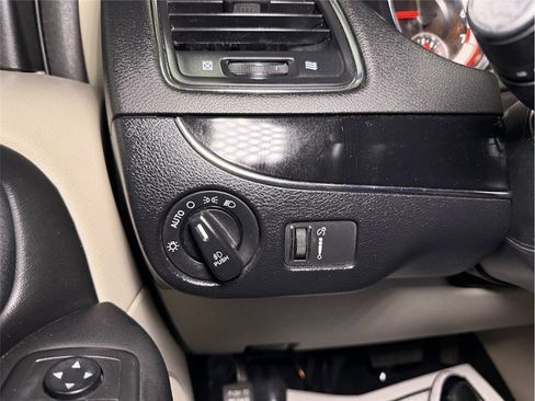 Used 2017 Dodge Grand Caravan SXT image 31