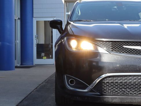 Used 2018 Chrysler Pacifica Touring Plus w/ Tire & Wheel Group FWD image 26